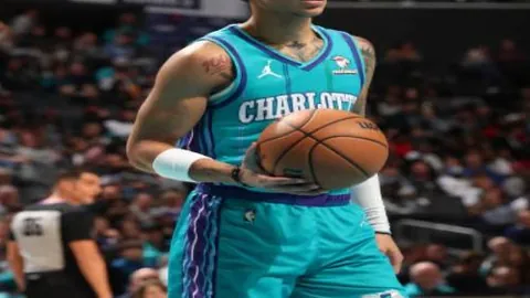 莫兰特半场火力全开：10中6得17分，内外线均衡，三分命中率高达60%